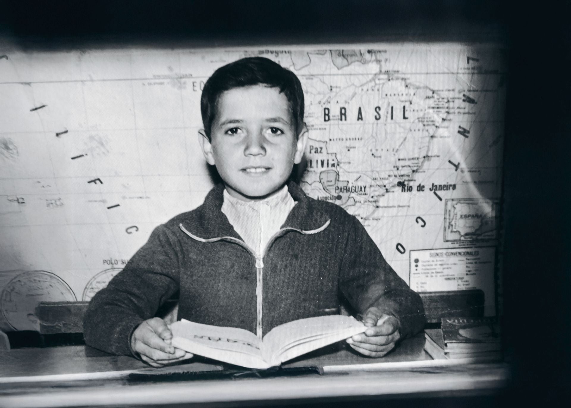 Luis Landero estudió en el Colegio Claret de Madrid. A los 12 años, los curas le plantearon ingresar en un seminario: él dijo que sí, pero su padre no lo consintió.