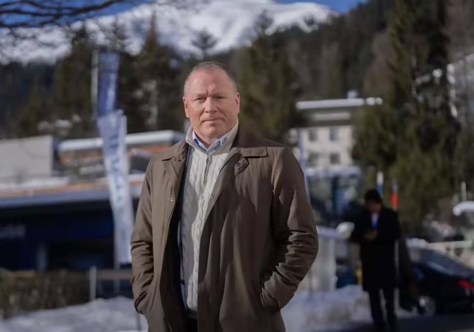 Nicolai Tangen es el CEO de la entidad que gestiona el enorme fondo soberano de Noruega y de los pocos que se atreven a plantarle cara a Elon Musk. Votó dos veces en contra de darle miles de millones en acciones de Tesla. Musk se lo tomó fatal. Cuando Tangen lo invitó a una cena en su casa en Oslo con los CEO de Nestlé, Ferrari y Novo Nordisk, Musk rechazó la invitación con un mensaje cortante: «Cuando te pido un favor, cosa que hago muy raramente, y tú lo rechazas, entonces no deberías pedirme uno hasta que hayas hecho algo para compensarlo».