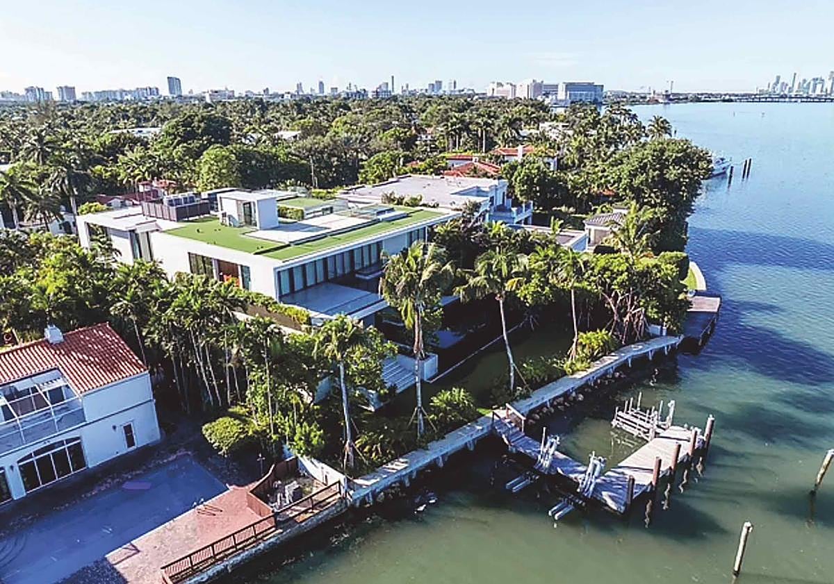 Imagen principal - CLAN BECKHAM.  David es el 'hijo favorito' de Gran Bretaña (el rey lo nombró Caballero en noviembre, en la foto de abajo), pero en Estados Unidos los Beckham no son tan populares ni poderosos. Su casa en Palm Beach (arriba) es un lujo, pero 'discreta' comparada con la de los Peltz. Los otros tres hermanos de Brooklyn siguen unidos a sus padres.