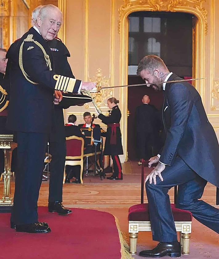 Imagen secundaria 2 - CLAN BECKHAM.  David es el 'hijo favorito' de Gran Bretaña (el rey lo nombró Caballero en noviembre, en la foto de abajo), pero en Estados Unidos los Beckham no son tan populares ni poderosos. Su casa en Palm Beach (arriba) es un lujo, pero 'discreta' comparada con la de los Peltz. Los otros tres hermanos de Brooklyn siguen unidos a sus padres.