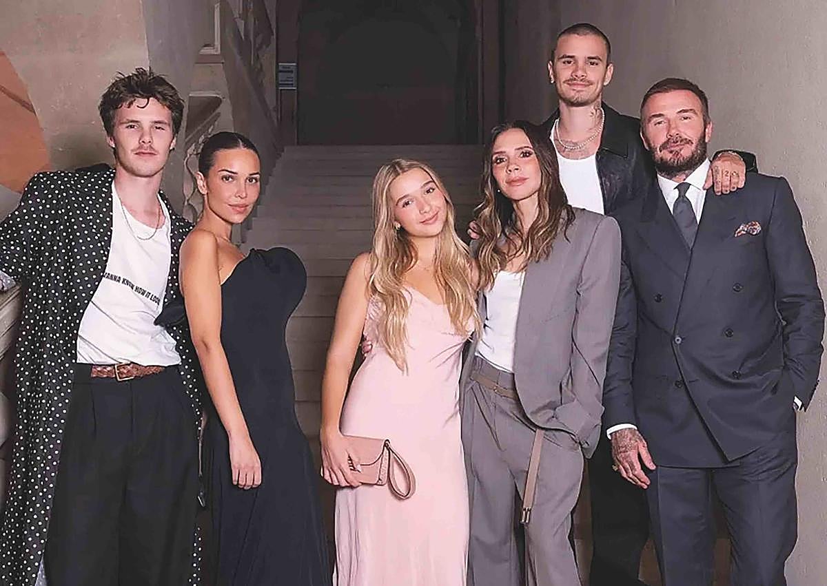 Imagen secundaria 1 - CLAN BECKHAM.  David es el 'hijo favorito' de Gran Bretaña (el rey lo nombró Caballero en noviembre, en la foto de abajo), pero en Estados Unidos los Beckham no son tan populares ni poderosos. Su casa en Palm Beach (arriba) es un lujo, pero 'discreta' comparada con la de los Peltz. Los otros tres hermanos de Brooklyn siguen unidos a sus padres.