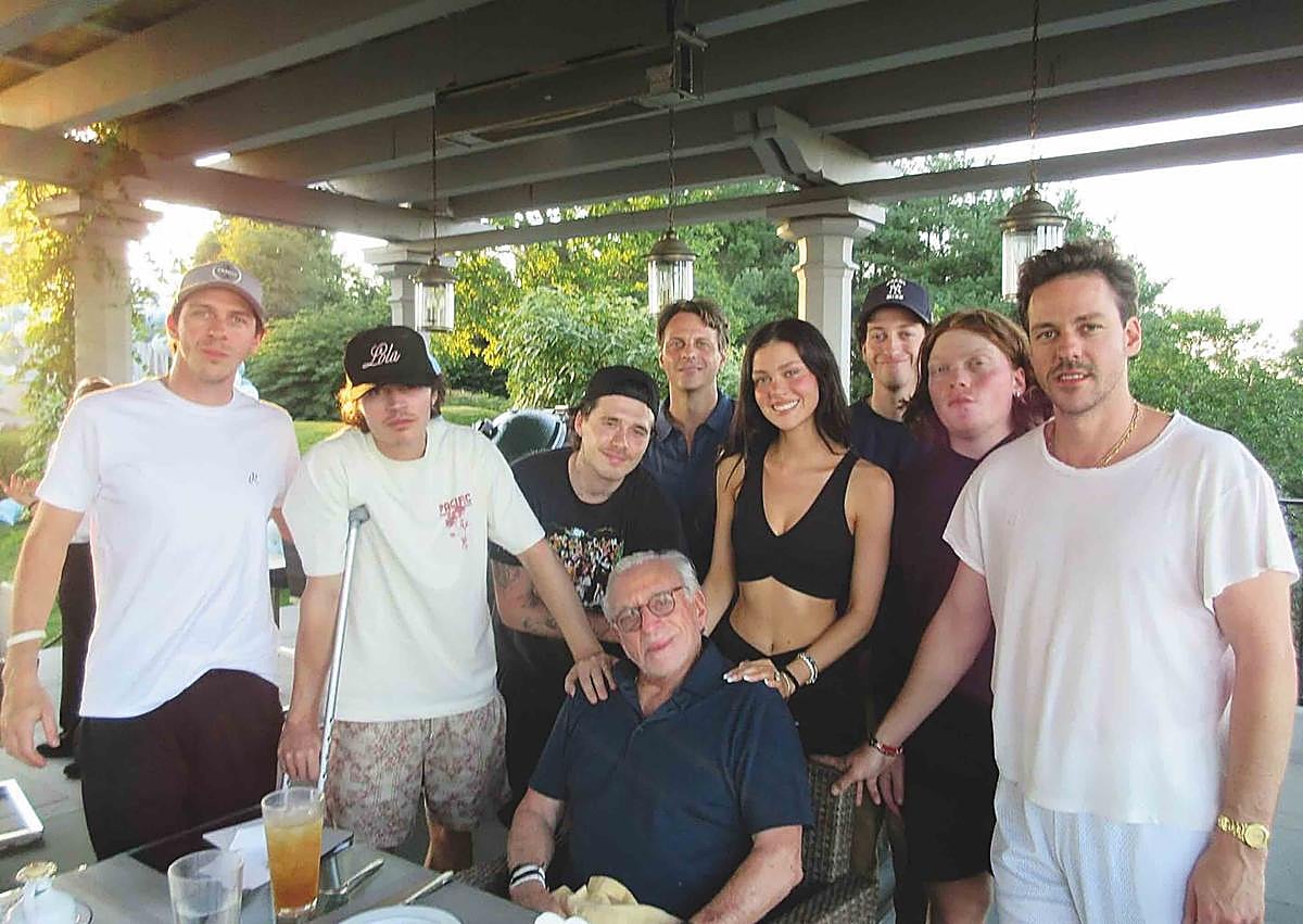 Imagen secundaria 1 - CLAN PELTZ.  Brooklyn Beckham posa con su suegro y varios de sus cuñados en el cumpleaños del patriarca, en julio, después de no haber ido al 50 cumpleaños de su padre. El poder de esta familia se mide por sus amigos (Musk, entre ellos) y sus mansiones: la de Palm Beach (arriba), vecina de Trump, es un palacete 'estilo Versalles'.