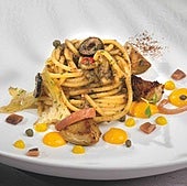 Espaguetis salteados con alcachofas y aceitunas negras