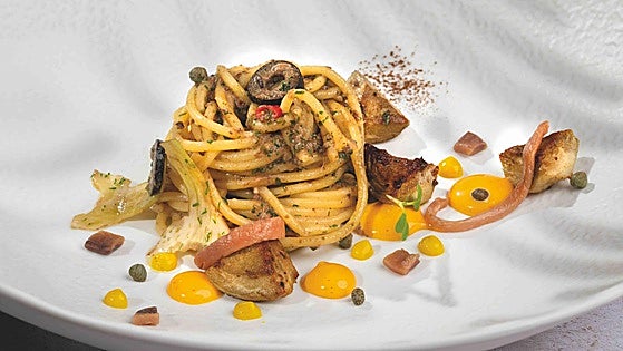 Espaguetis salteados con alcachofas y aceitunas negras