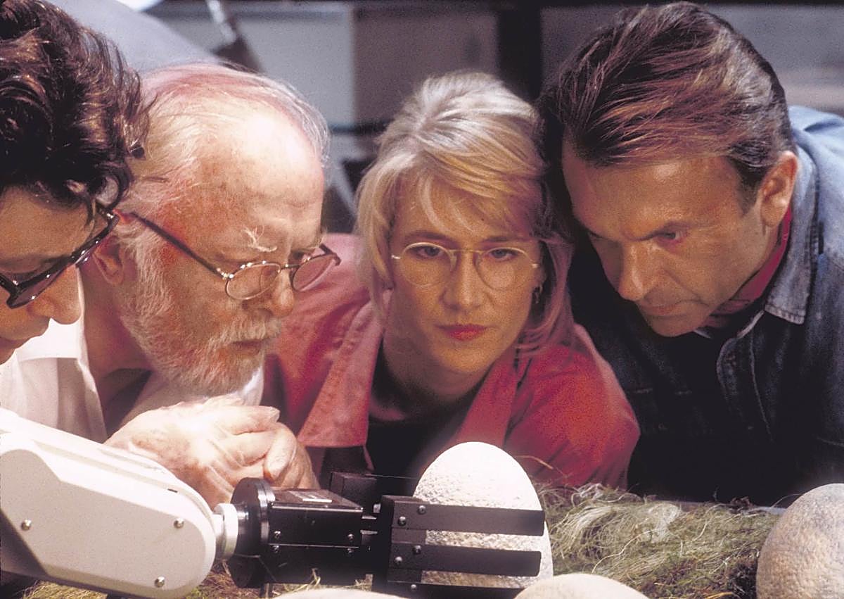 Imagen secundaria 1 - EL DIFÍCIL EQUILIBRIO DE UNA ACTRIZ SIN PAR . Dern ha logrado encauzar su carrera entre el cine de culto y el más taquillero, un difícil equilibrio en Hollywood, que tiende a detectar una faceta de éxito y reproducirla hasta el infinito. Dern, en cambio, ha alternado taquillazos como 'Jurassic Park', de Steven Spielberg (sobre estas líneas, a la izda.) con películas tan radicalmente rompedoras como 'Terciopelo azul' (a la dcha.), de David Lynch. Ahora, vuelve en 'Sin conexión' (arriba), bajo las órdenes de Bradley Cooper en un papel que 'promete'... 