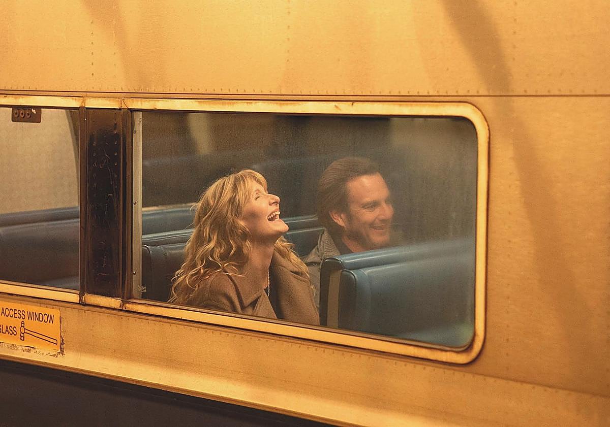 Imagen principal - EL DIFÍCIL EQUILIBRIO DE UNA ACTRIZ SIN PAR . Dern ha logrado encauzar su carrera entre el cine de culto y el más taquillero, un difícil equilibrio en Hollywood, que tiende a detectar una faceta de éxito y reproducirla hasta el infinito. Dern, en cambio, ha alternado taquillazos como 'Jurassic Park', de Steven Spielberg (sobre estas líneas, a la izda.) con películas tan radicalmente rompedoras como 'Terciopelo azul' (a la dcha.), de David Lynch. Ahora, vuelve en 'Sin conexión' (arriba), bajo las órdenes de Bradley Cooper en un papel que 'promete'... 