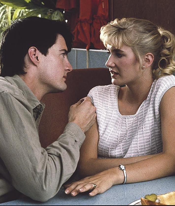 Imagen secundaria 2 - EL DIFÍCIL EQUILIBRIO DE UNA ACTRIZ SIN PAR . Dern ha logrado encauzar su carrera entre el cine de culto y el más taquillero, un difícil equilibrio en Hollywood, que tiende a detectar una faceta de éxito y reproducirla hasta el infinito. Dern, en cambio, ha alternado taquillazos como 'Jurassic Park', de Steven Spielberg (sobre estas líneas, a la izda.) con películas tan radicalmente rompedoras como 'Terciopelo azul' (a la dcha.), de David Lynch. Ahora, vuelve en 'Sin conexión' (arriba), bajo las órdenes de Bradley Cooper en un papel que 'promete'... 