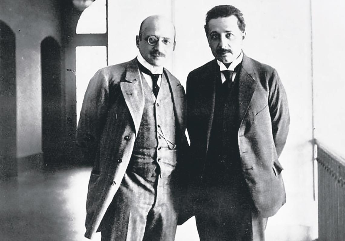 Haber y Einstein fueron amigos y colegas durante años, ambos compartieron origen judío y una fe casi ilimitada en la ciencia, pero tomaron caminos opuestos cuando Europa se encaminó hacia la guerra. Einstein se convirtió en una de las voces más firmes contra el militarismo alemán. Décadas después, ya en el exilio, Einstein resumiría la vida de su antiguo amigo con una frase lapidaria: «La tragedia del judío alemán, la tragedia del amor no correspondido».