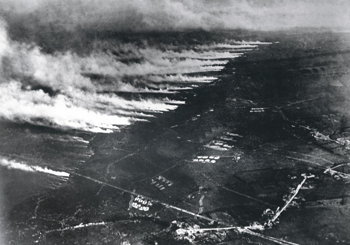 Supervisó personalmente el primer ataque con gas en Ypres, en abril de 1915, inaugurando una nueva forma de combate en la que el arma no explotaba, sino que se respiraba. Para Haber, la química no planteaba problemas morales, sino técnicos: hallar la sustancia adecuada, el viento favorable. La guerra química no decidió el conflicto, pero lo transformó para siempre, dejando decenas de miles de muertos y más de un millón de lisiados.