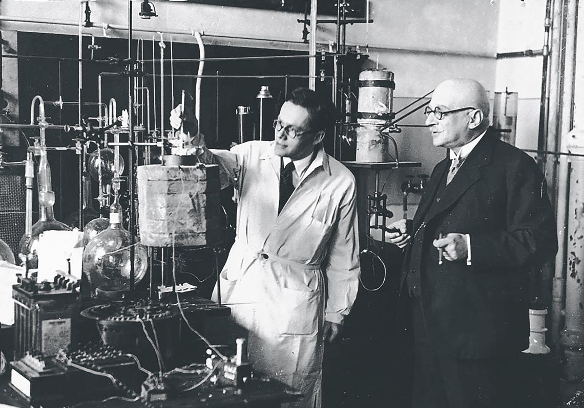 Haber gestó en su laboratorio el método que permitiría el exterminio humano a escala industrial que luego desarrollaron los nazis. Dirigió su Instituto de Química, Física y Electroquímica en Berlín-Dahlem, que dependía directamente del Mando Supremo del Ejército desde 1916.