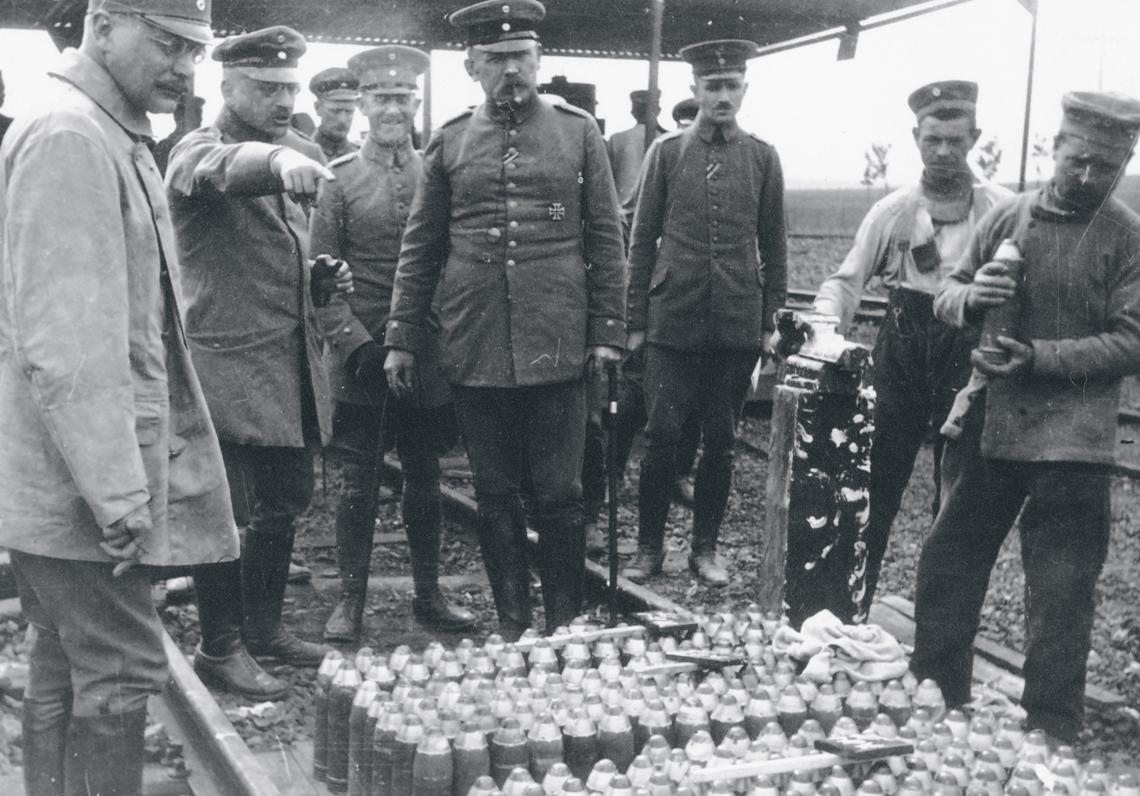 Capitán del Ejército alemán y director del programa de guerra química, Haber defendió que, en tiempos de guerra, la ciencia debía ponerse sin reservas al servicio del Estado. Desde su laboratorio —y desde el propio frente— impulsó el uso del cloro, el fosgeno y el gas mostaza como armas destinadas a romper el estancamiento de las trincheras.