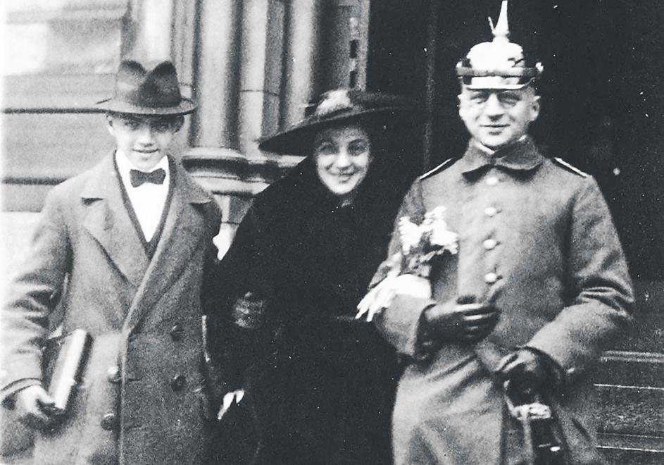 La tragedia en la familia Haber no llamó solo una vez a la puerta. Hermann Haber (con pajarita en la imagen, junto a su padre y su madrastra) siguió los pasos de su madre, Clara. Nunca aceptó el papel de su padre con los químicos en la guerra y se quitó la vida con 48 años. No había superado el suicidio de su madre cuando apenas tenía 14 años; él la encontró agonizando en el jardín.