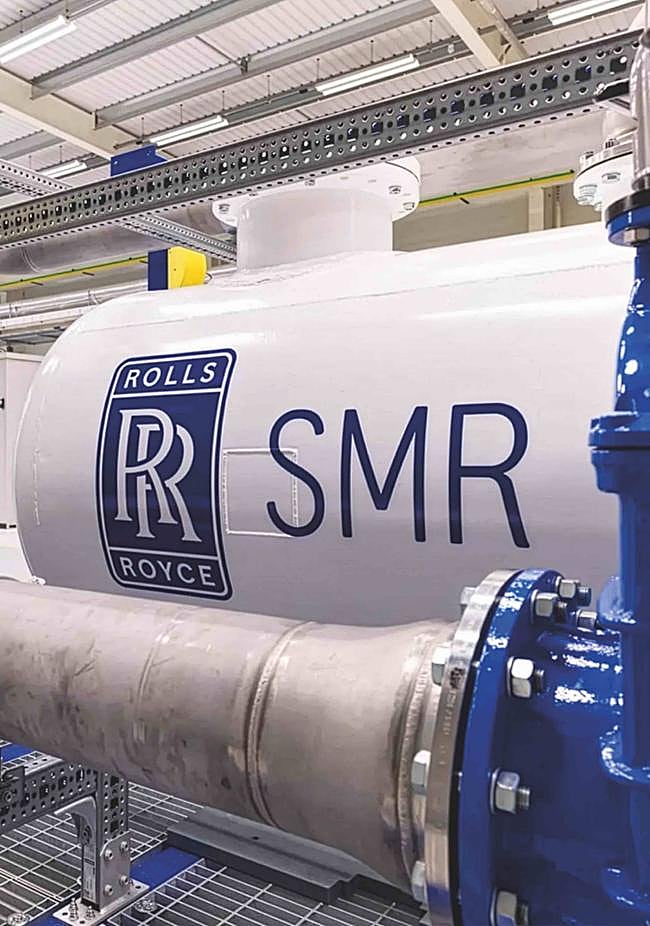 Los SMR (small modular reactors) prometen revolucionar la energía nuclear: pequeños, se fabrican en serie como coches y se ensamblan en unos tres o cinco años, en lugar de en décadas. Su gran ventaja: bajo coste, seguridad pasiva (se apagan solos si algo falla) y no necesitan estar junto al agua. Son modulares: empiezas con uno y añades más según crezcan las necesidades energéticas. Una revolución frente al gigantismo nuclear. Reino Unido ha seleccionado a Rolls-Royce para construir sus primeros SMR, con objetivo de entrada en funcionamiento en 2032