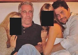 Esta es la foto de los archivos de Epstein en la que aparece Ratner. Él niega haber sido su amigo, pero la escena es de lo más comprometedora.