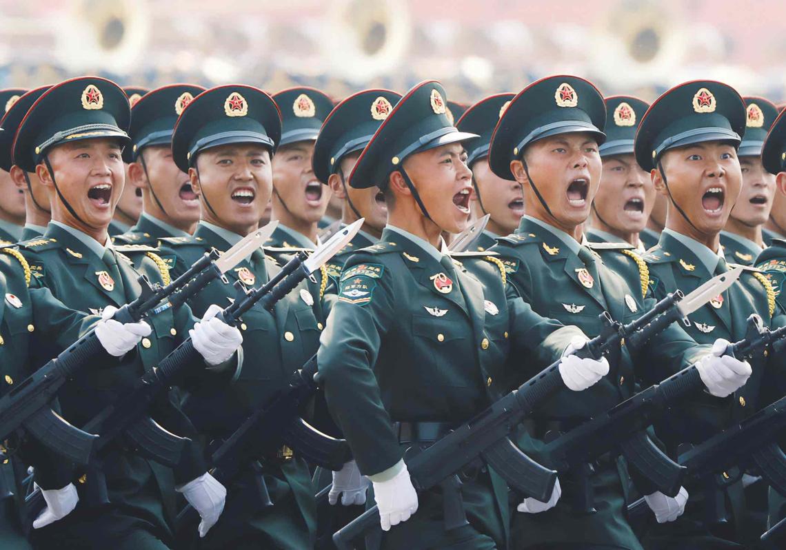 El hecho de que Xi derroque a su más alto general cambia el escenario. ¿Es eso tranquilizador para Taiwán? «No –dicen algunos expertos–. El riesgo aumenta». Xi ha dispuesto que el Ejército Popular de Liberación debe estar modernizado para 2027 y en condiciones de atacar Taiwán, según la evaluación de los servicios secretos americanos.