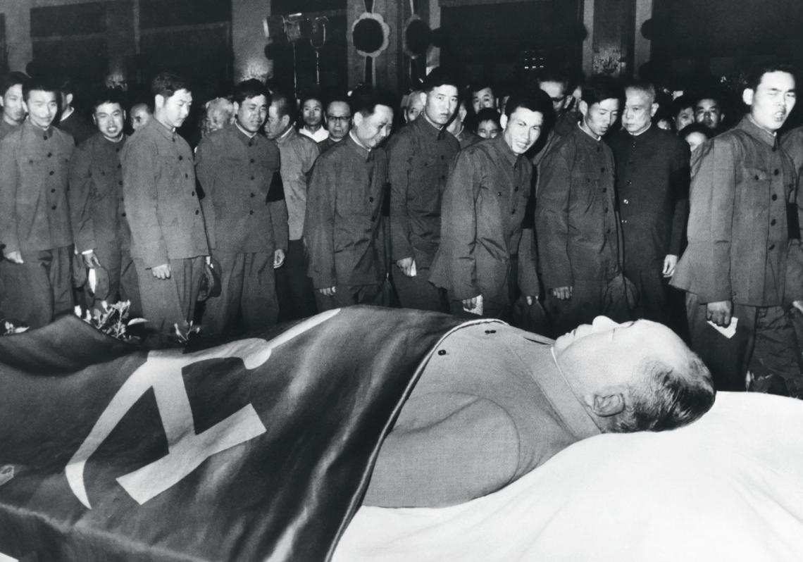 En 1965, Mao abolió los rangos militares. Oficiales y soldados pasaron a usar el mismo uniforme tipo 65. La única diferencia era el número de bolsillos en la chaqueta: cuatro para oficiales y dos para soldados. Este sistema duró hasta 1987. En la imagen, soldados frente al cuerpo de Mao.