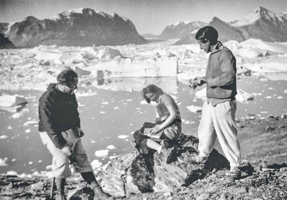 En los años veinte y treinta en Alemania se popularizó el llamado 'Bergfilm' ('cine de montaña'), un género cinematográfico que narraba 'luchas épicas' del hombre y la naturaleza imponente. El director de referencia del género era Arnold Fanck (en la foto, a la izquierda), con quien trabajaba Leni Riefenstahl (en el centro) como actriz. Fanck estaba enamorado de Riefenstahl, pero ella nunca respondió a sus requerimientos. Es más, lo atormentaba al tener un noviazgo con su compañero de reparto en 'La Montaña Sagrada', el actor Luis Trenker. Pero el gran amor de Leni fue, en realidad, el cámara Hans Schneeberger (en la foto, a la derecha), probablemente el único que la abandonó a ella. Fanck y Schneeberger coincidieron en el rodaje de la película SOS Iceberg en Groenlandia (abajo), que narra el rescate de unos exploradores perdidos en la isla..