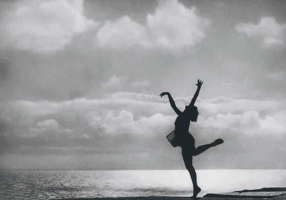 Leni Riefenstahl baila en una escena de la película 'La montaña sagrada'.