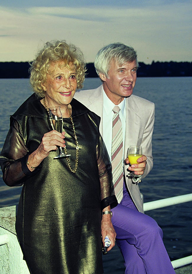 Leni y su marido Horst Kettner, 40 años más joven, celebran el 90 cumpleaños de ella. Vivió hasta los 101. Murió en 2003.