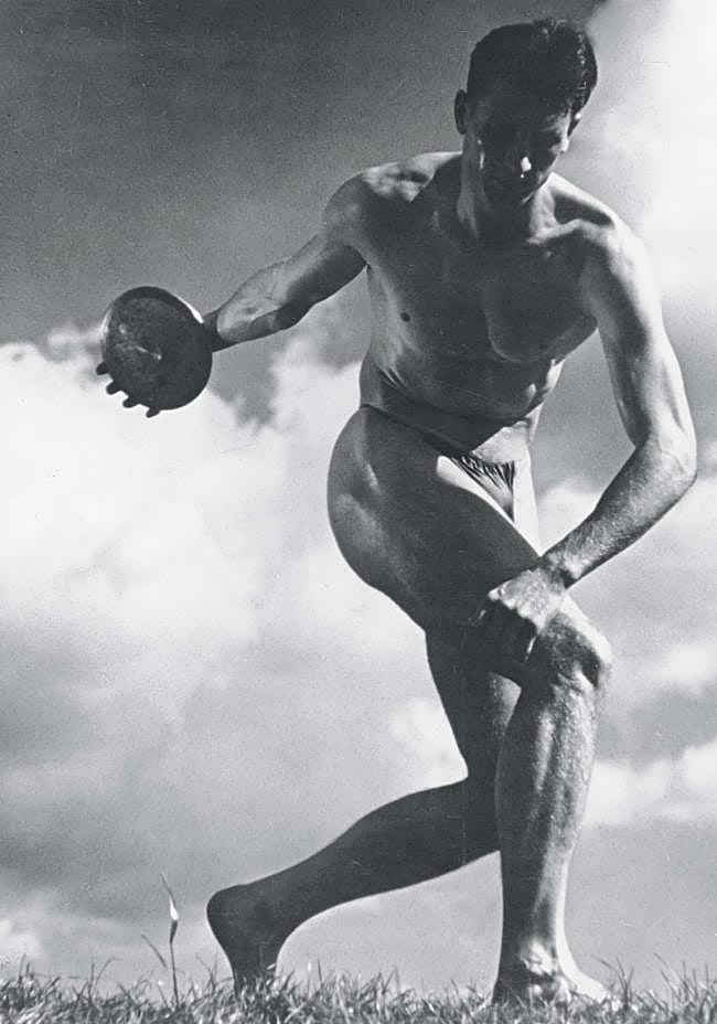 Durante los Juegos de Berlín, Riefenstahl mantuvo una relación con Glenn Morris, el decatleta estadounidense que luego interpretaría a Tarzán. Con él rodó algunas de las escenas míticas de promoción como esta de lanzamiento de disco.