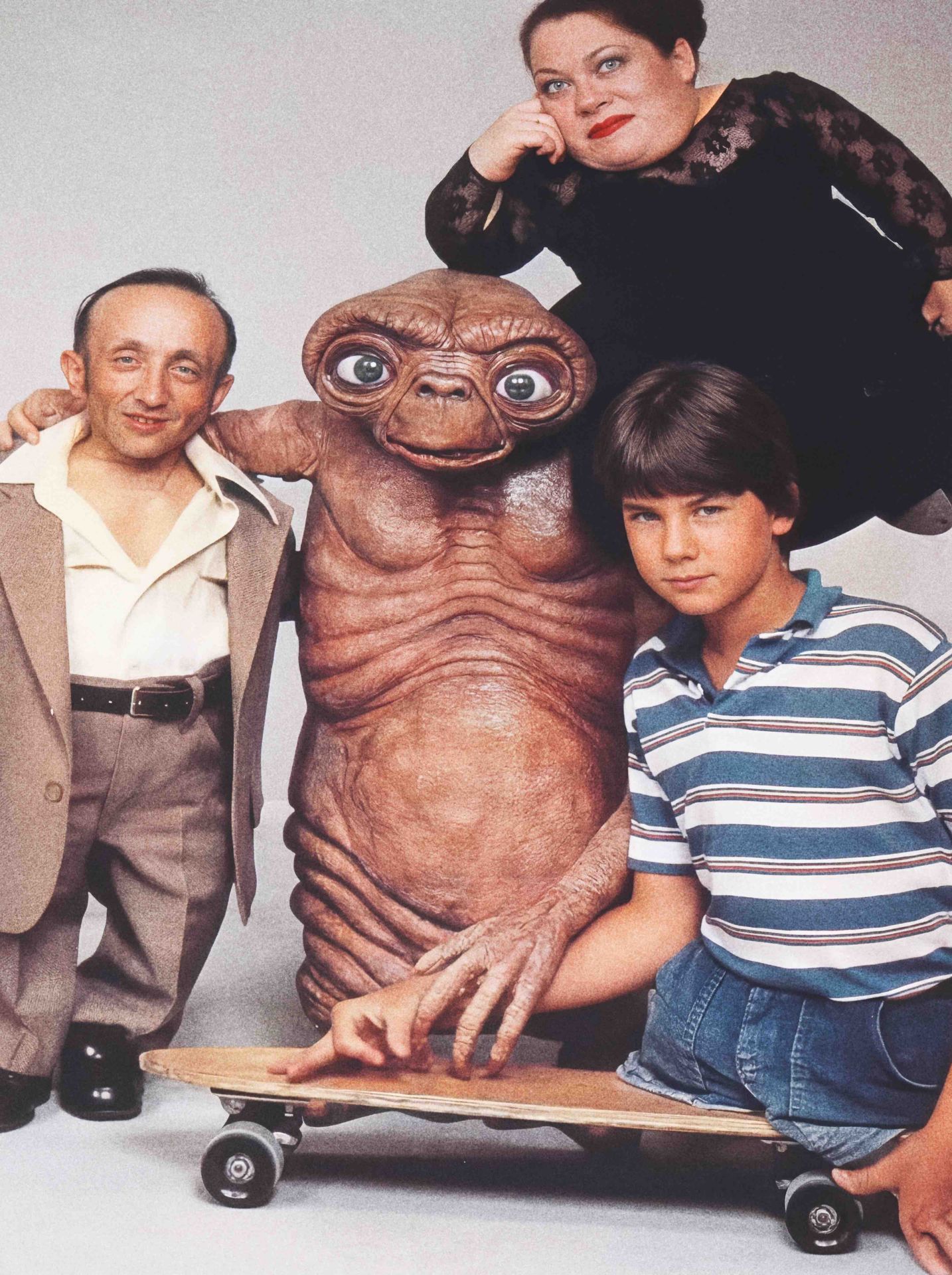 Dentro del apretado, pesado y sofocante traje de E.T. actuaron tres personas: Tamara De Treaux, una actriz con enanismo; Pat Bilon, otro actor con enanismo,  sobre todo cuando caminaba; y Matthew Demeritt, en las escenas en que E.T. camina de manera torpe o se cae, en la escena de la cocina o cuando se disfraza. No podían permanecer con ese voluminoso traje más de 15 minutos.