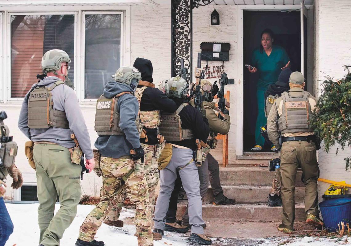 El ICE va armado con equipamiento de grado militar destinado al combate en zonas de guerra. Pero son precisamente los veteranos militares quienes más lo critican. Un oficial militar en activo escribió en 'Wired' bajo seudónimo por temor a represalias del gobierno: el ICE quiere parecer una fuerza de combate, pero suspende como tal. Se presentan a detener civiles desarmados equipados como si fueran a asaltar Faluya en 2004: cascos, chalecos balísticos, rifles con silenciador, infrarrojos. Se apiñan sin sentido táctico; en zona de guerra, una granada los aniquilaría. Sus tácticas parecen sacadas de películas, o videojuegos.