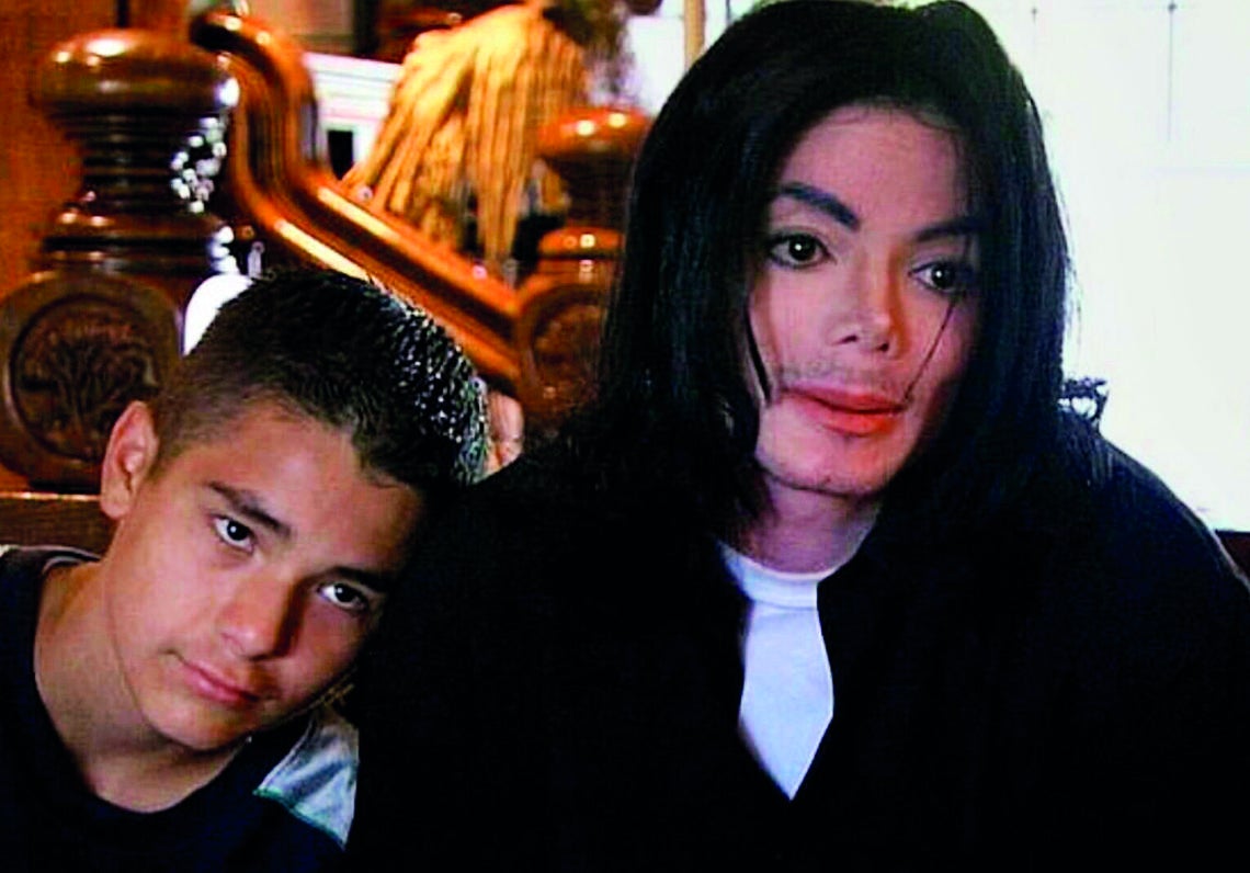 Jackson con Gavin Arvizo, el niño cuya familia llevó a juicio al cantante.