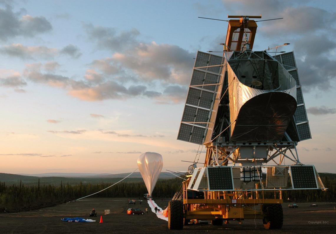 El observatorio solar Sunrise, lanzado desde el Centro Espacial Esrange en Kiruna, Suecia, es un gigantesco globo de helio que transporta un telescopio que permite explorar la posibilidades de bloquear la luz y el calor del sol.