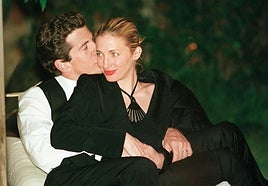 John Fitzgerald Kennedy Jr. y Carolyn Bessette en la cena de corresponsales de la Casa Blanca en mayo de 1999, dos meses y medio antes del accidente en el que murieron.