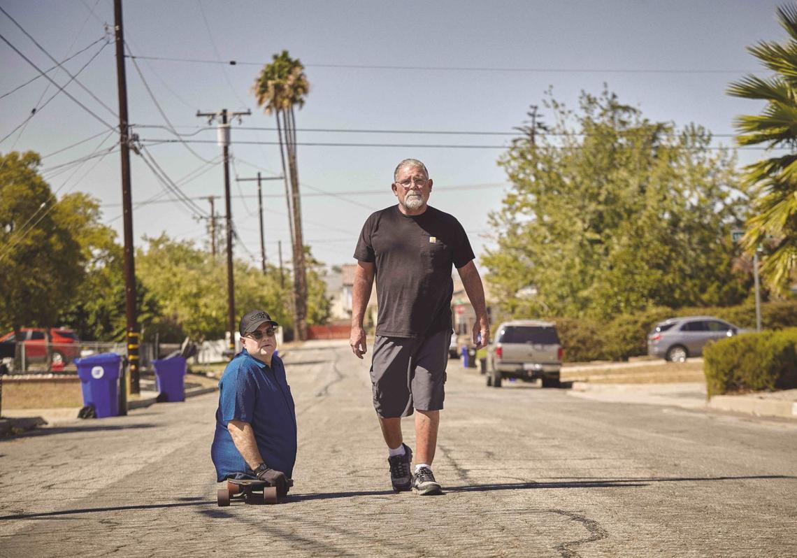 Matthew Demeritt con su hermano Rob, muy unidos desde la infancia y quien asegura que la diferencia de su hermano dejó de importarle muy pronto. Lo difícil, dice, era adaptarse a su energía y su «ritmo frenético». Matthew Demeritt está casado desde hace treinta años con su esposa, Nanette. Licenciado en redacción inglesa, hoy es productor de pódcast y compositor musical.