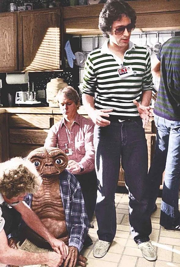 Steven Spielberg dirigiendo la icónica escena de la cocina, que interpretó Demeritt. La construcción de los distintos muñecos que se usaron para E.T. costó 1,5 millones de dólares.
