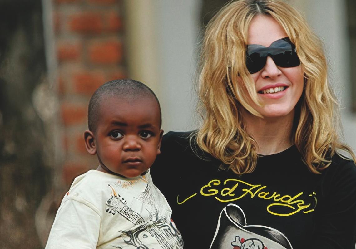 El pequeño David, con tres años, en brazos de Madonna. Aunque se convirtió en su madre adoptiva cuando él tenía año y medio, tuvo que esperar a esa edad para llevárselo a Estados Unidos.