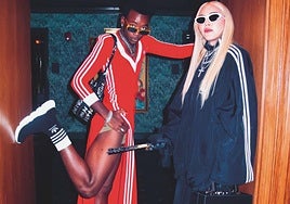 Madonna y su hijo David en plan deportivo. El vestido de David se inspira en el que Laura Whitcomb diseñó para ella en 1993.