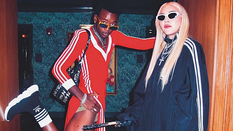 El bebé que adoptó Madonna se independiza