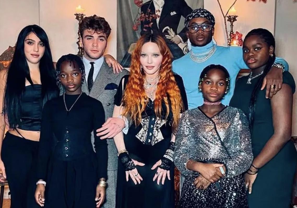 Madonna con sus seis hijos. Lourdes, fruto de su relación con Carlos León; Rocco, que tuvo con Guy Ritchie; David, que adoptó con Ritchie; Mercy y las gemelas Estere y Stella.