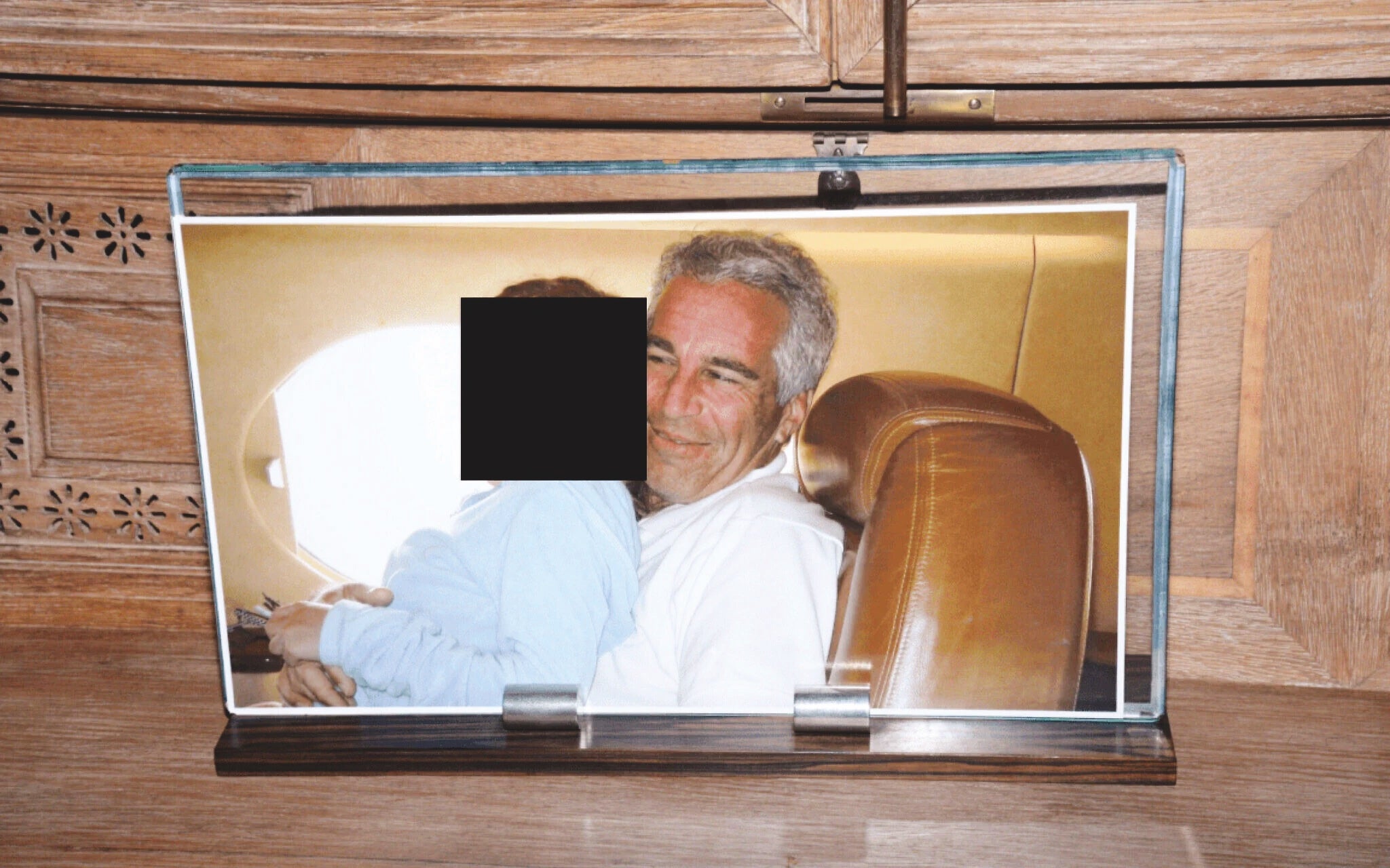 Sobre la mesa del despacho de Epstein podían verse varias fotos de diversas chicas, hoy pixeladas por el Departamento de Justicia. Arriba, abriendo este reportaje, Steve Bannon, que fue asesor de Donald Trump y ahora es el promotor de casi todos los movimientos populistas de derechas en Europa, con Jeffrey Epstein en el despacho del pederasta en su casa de Nueva York.