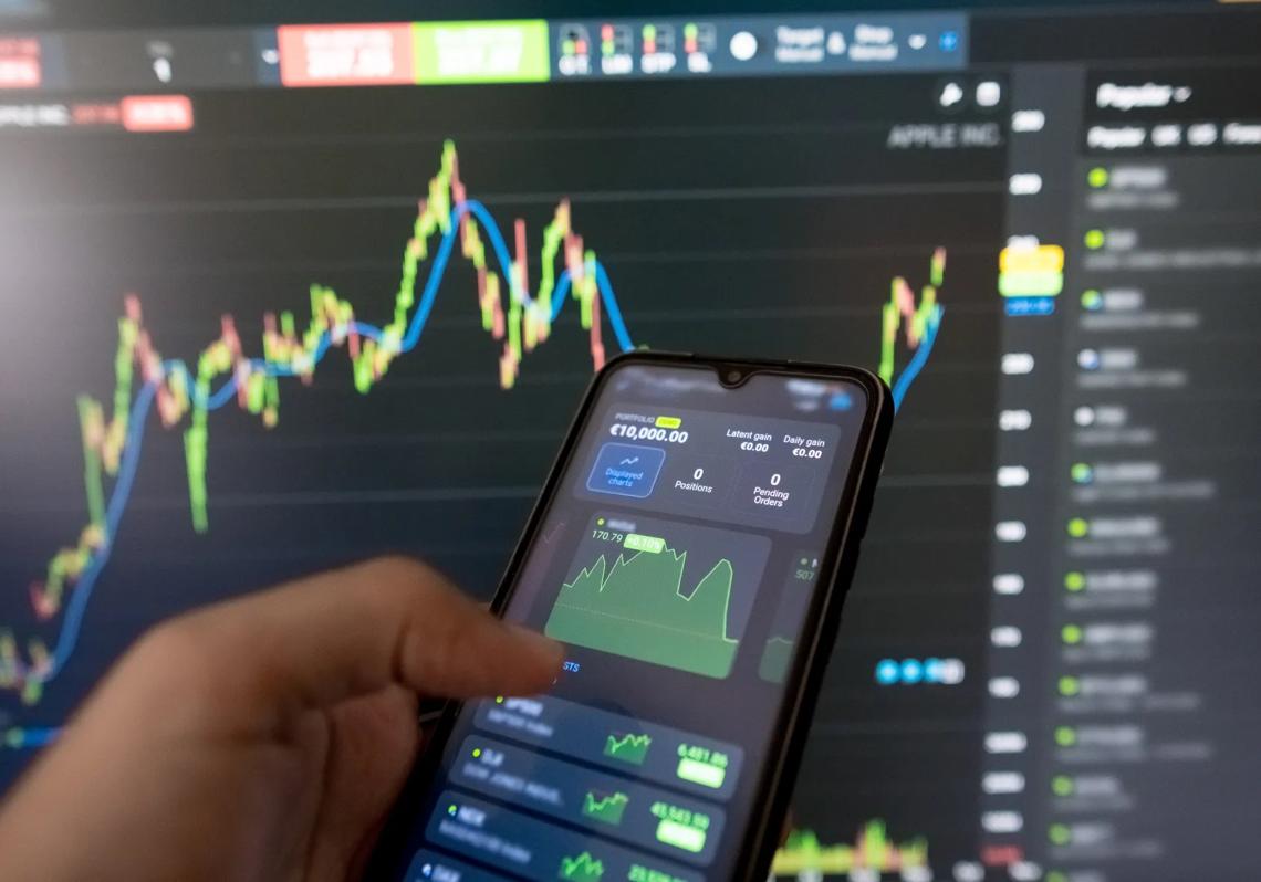 El 72 por ciento de los inversores españoles opera ya a través de plataformas digitales. Y no son solo los jóvenes, aunque ellos son los que asumen los mayores riesgos por falta de formación. En España, más del 20 por ciento de los menores de 35 años invierte en acciones, con un fuerte auge de la generación Z. Y lo hacen guiados por 'influencers'. Entre los más jóvenes (de 21 a 30 años), el 63 por ciento dice haber tomado las decisiones sobre sus inversiones en función del contenido generado por 'influencers'.