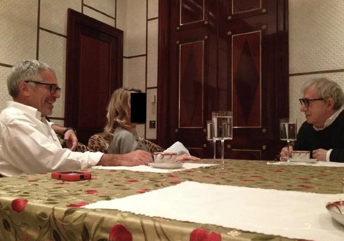 Woody Allen con Epstein y una de 'sus chicas' (sin identificar ni definir su edad) durante una de las muchas cenas que el director de cine reconoce haber tenido con el pederasta, cuya mansión en Nueva York está a poca distancia de la de Allen..