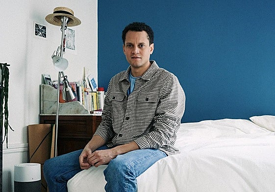 Alexander Hurst en su habitación del piso compartido donde vive ahora en París.