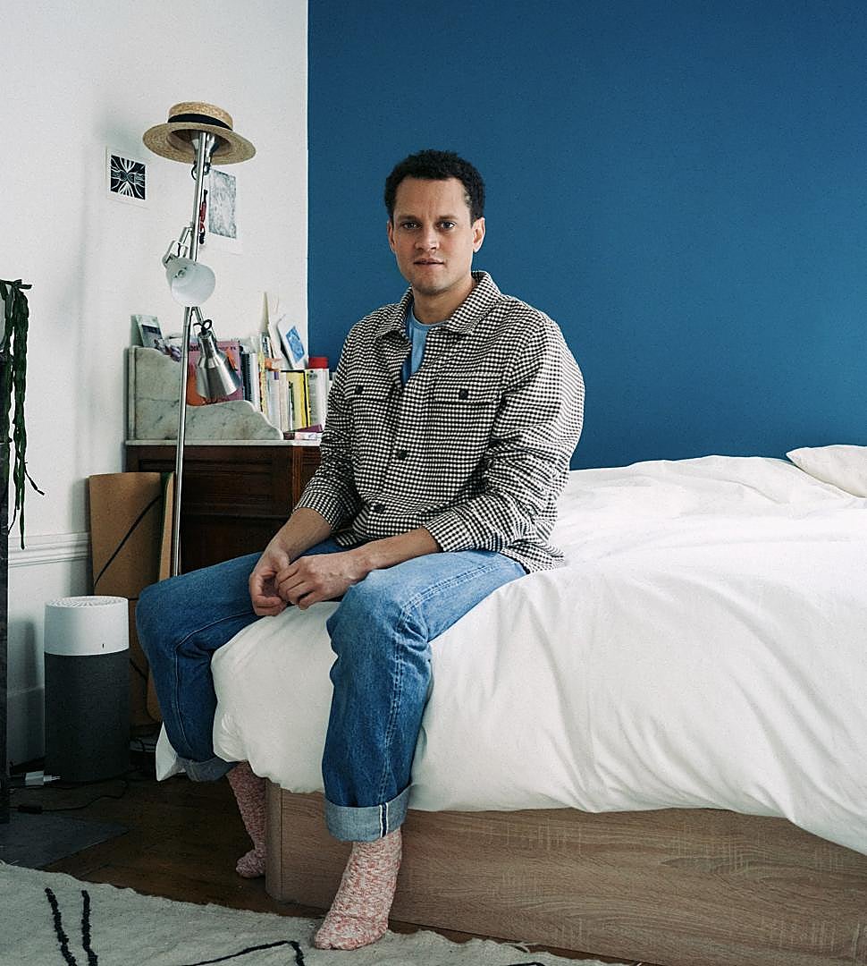 Alexander Hurst en su habitación del piso compartido donde vive ahora en París.