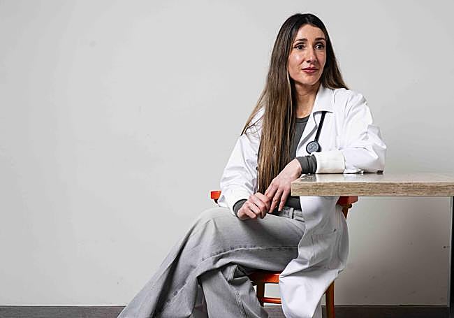 Médica de familia y gestora sanitaria. 45 años.