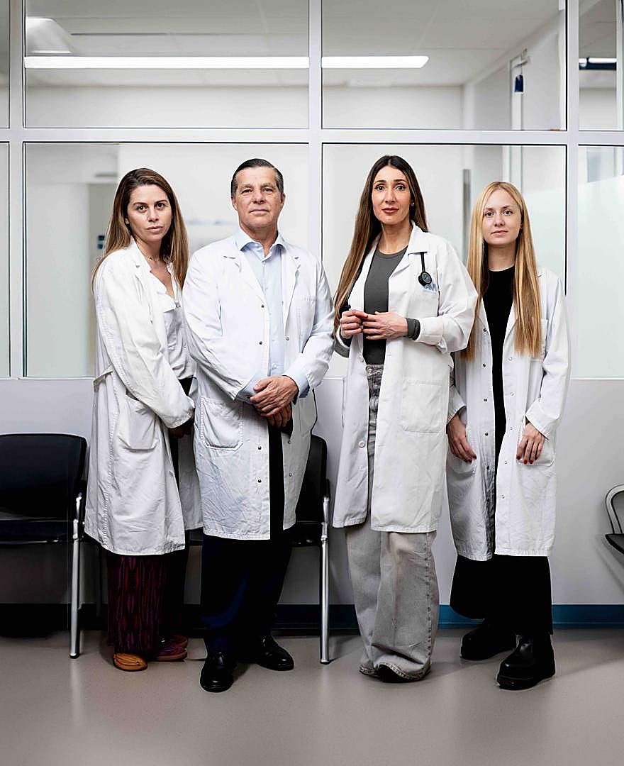 De izquierda a derecha: los doctores Carmen Truyols, Ignacio Domínguez, Sheila Justo y Luciana Nechifor.