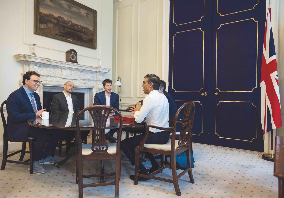 Dario Amodei con Sam Altman, CEO de OpenAI, en una de las pocas ocasiones en que han aparecido juntos. Fueron convocados por Demis Hassabis (en el centro), director ejecutivo de Google DeepMind, para un encuentro con Rishi Sunak, entonces primer ministro británico, en 2023.