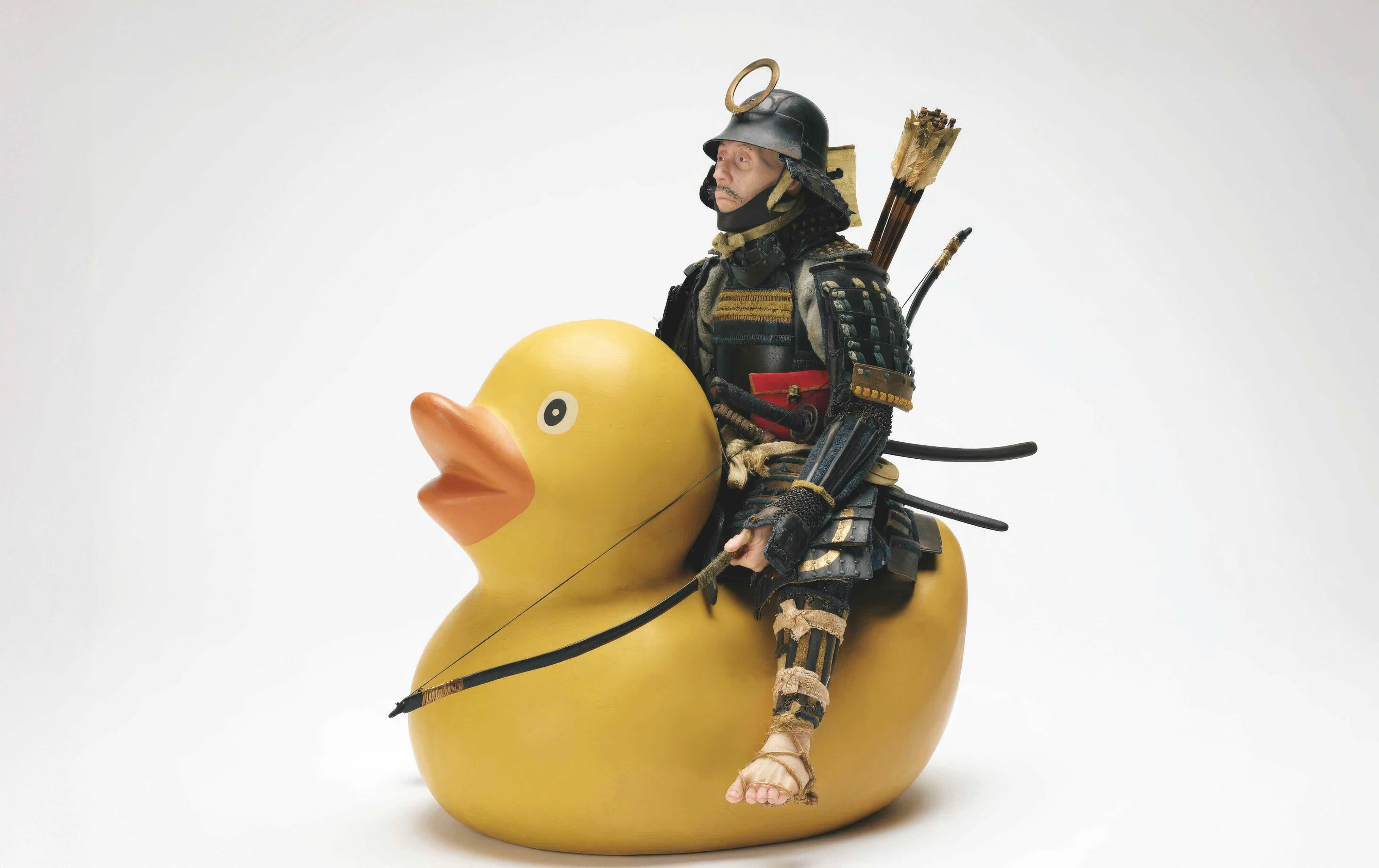 La escultura de Tetsuya Noguchi de un samurái a lomos de un pato de goma es parte de la exposición.