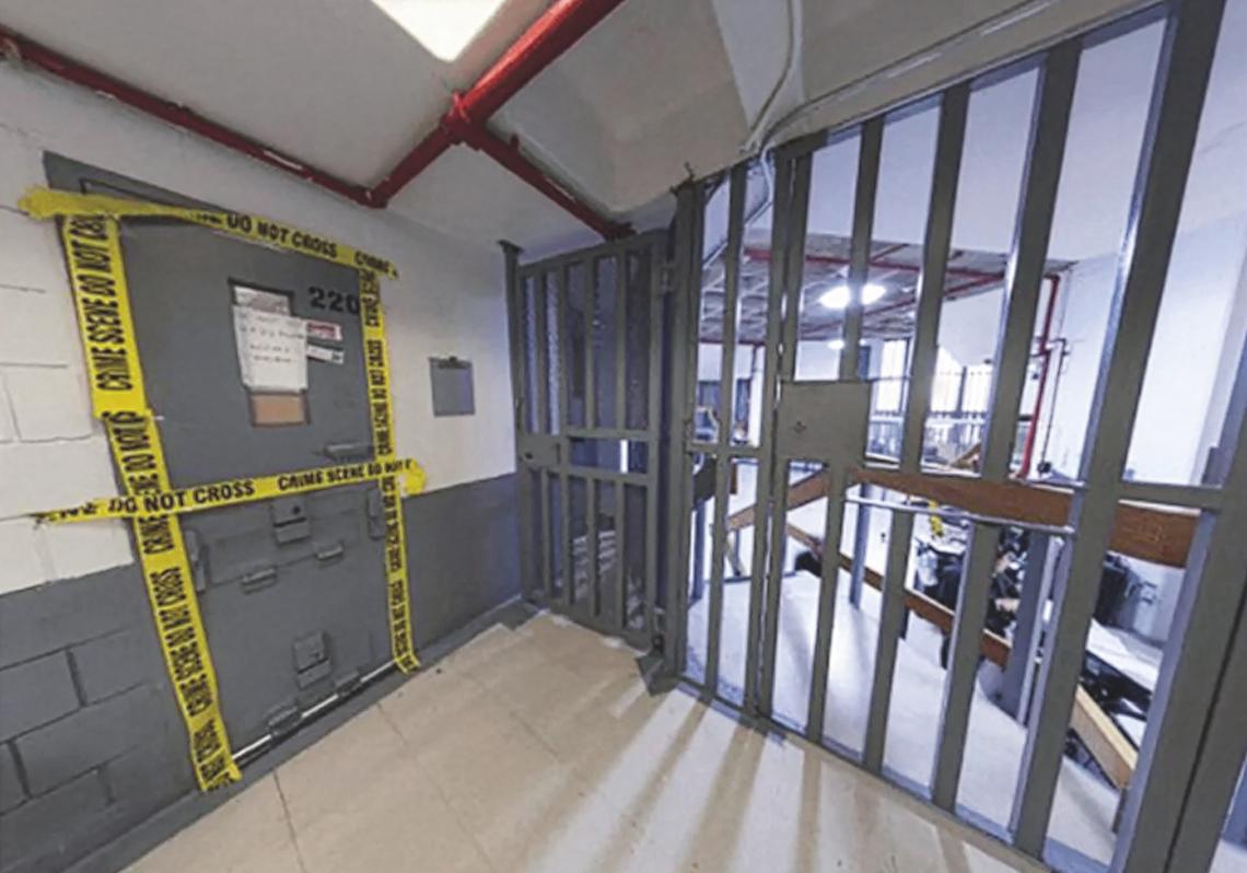 Puerta sellada de la celda donde Epstein fue hallado muerto. El pederasta estuvo en la prisión metropolitana de Nueva York desde su arresto, el 6 de julio de 2019, hasta el 10 de agosto, día en que se encontró su cadáver.