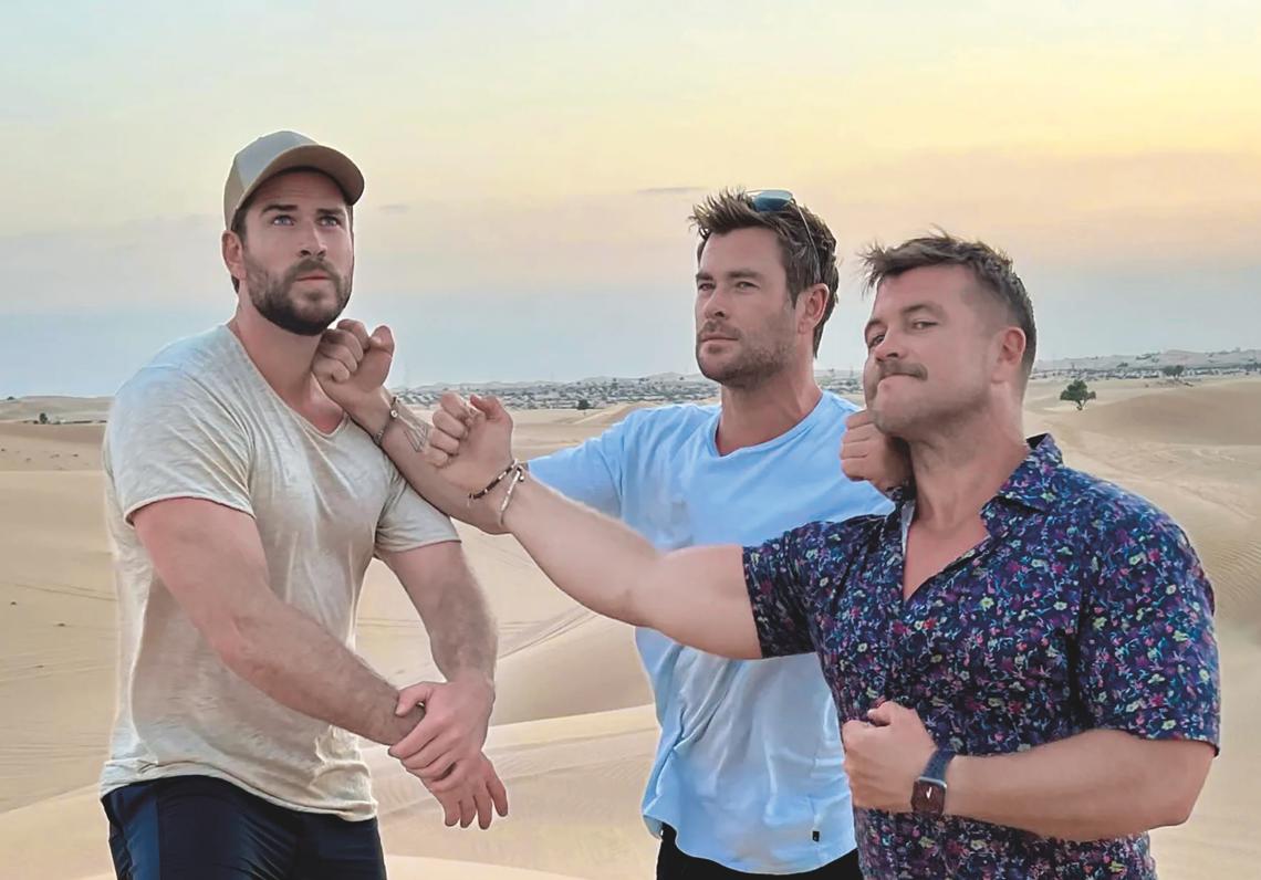 Sus dos hermanos, Liam (abajo, izda.) y Luke, también son actores y en sus inicios iban juntos a los castings. Más que una rivalidad, su competencia reforzó su vínculo.