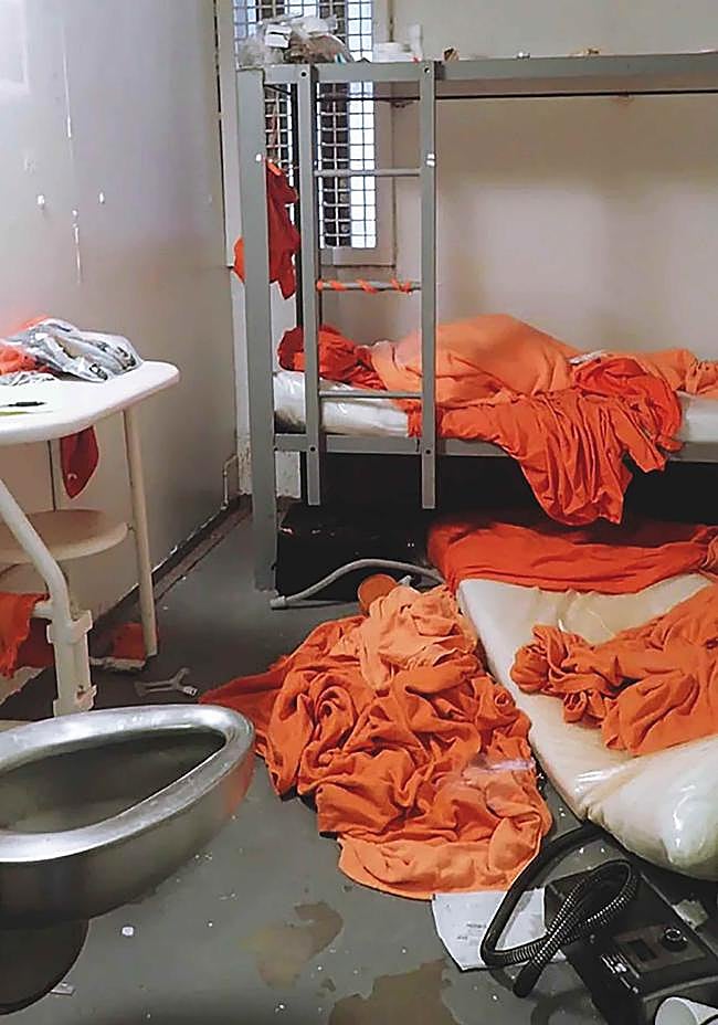 La celda del pedófilo, fotografiada tras encontrarse el cuerpo, muestra una insólita cantidad de mantas.