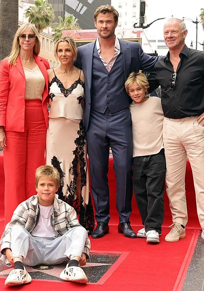 Casado con Elsa Pataky desde 2010, tiene tres hijos, dos de ellos gemelos (en la foto). Sus padres, Leoni y Craig, llevan casados 45 años y siempre han estado muy unidos a sus hijos.