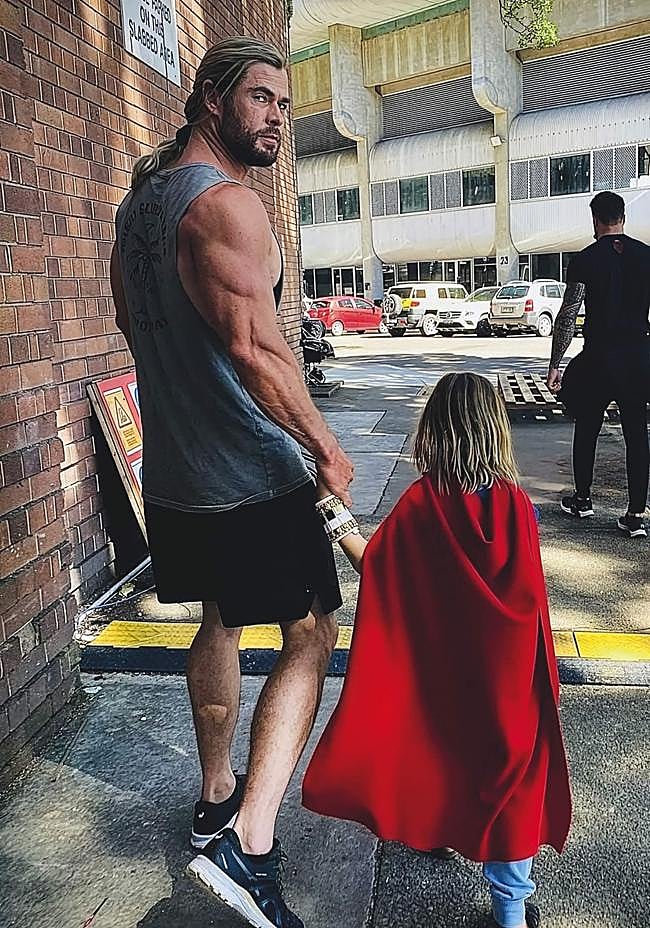 Curtido en las tele-novelas de su país, saltó a Hollywood en 2009. Enseguida hizo un breve papel en la revisión de' Star Trek' de J. J. Abrams, que lo puso en el radar de los estudios. Dos años después, 'Thor' lo catapultó al estrellato. Al margen de Marvel, ha trabajado con Ron Howard ('Rush' y 'En el corazón del mar') y Michael Mann ('Blackhat'), y en comedias como 'Ghostbusters' o 'Men in black: international'. En 2021, rodando 'Thor: love and thunder', subió esta foto a Instagram con este comentario: «Le pregunto a mi hijo: '¿Qué quieres ser de mayor?'. 'Superman', me dice. Por suerte tengo dos hijos más»...