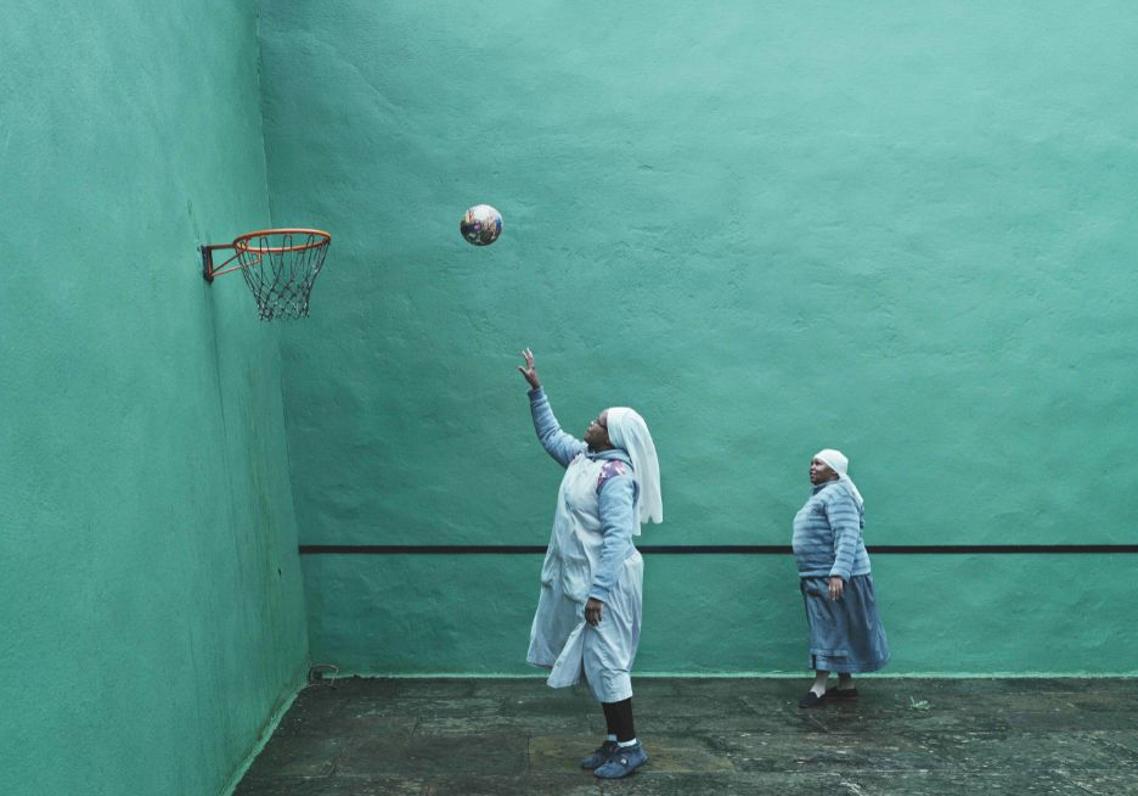 Las hermanas María y Genoveva juegan al juego del 21 en el interior del convento de las dominicas en Lekeitio.
